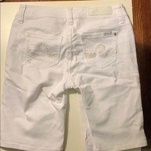 ☀️Seven7 brand white Bermuda shorts.